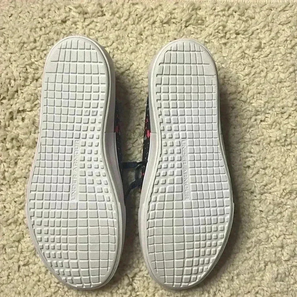 GIRLS UNDER ARMOUR KED LIKE SHOES SIZE 3 NWT - Picture 10 of 13